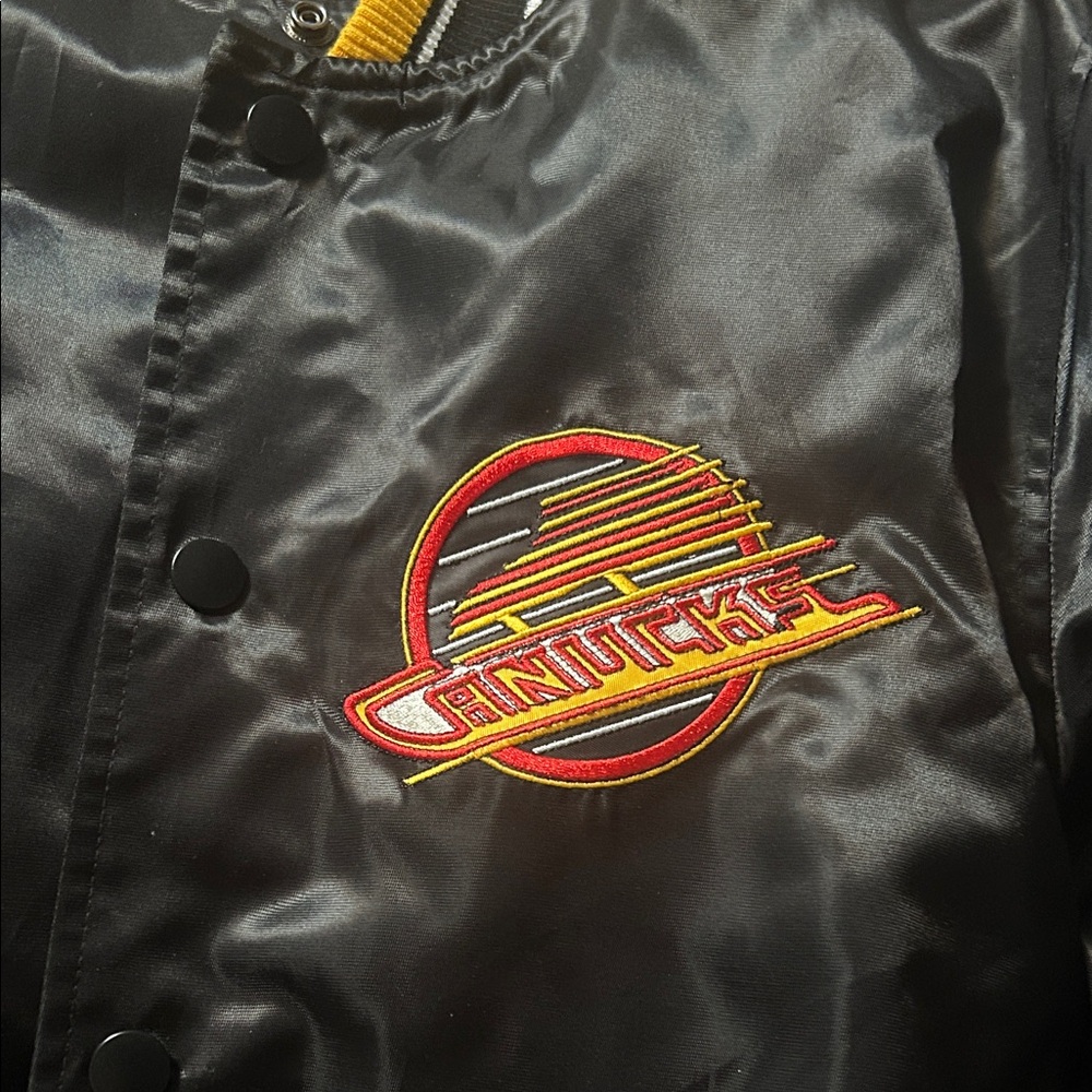 Starter retro jacket its been worn 3 x its ladies small but fits larger! Mint!